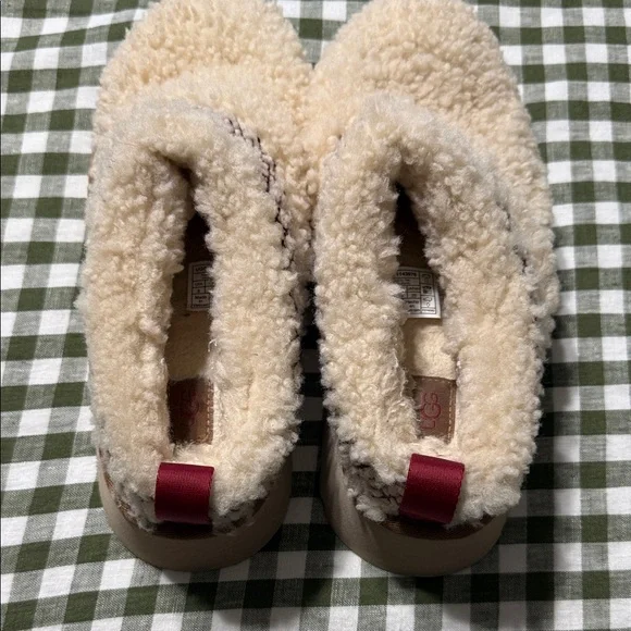 UGG Cream and Burgundy Women's Slippers - Picture 3 of 4